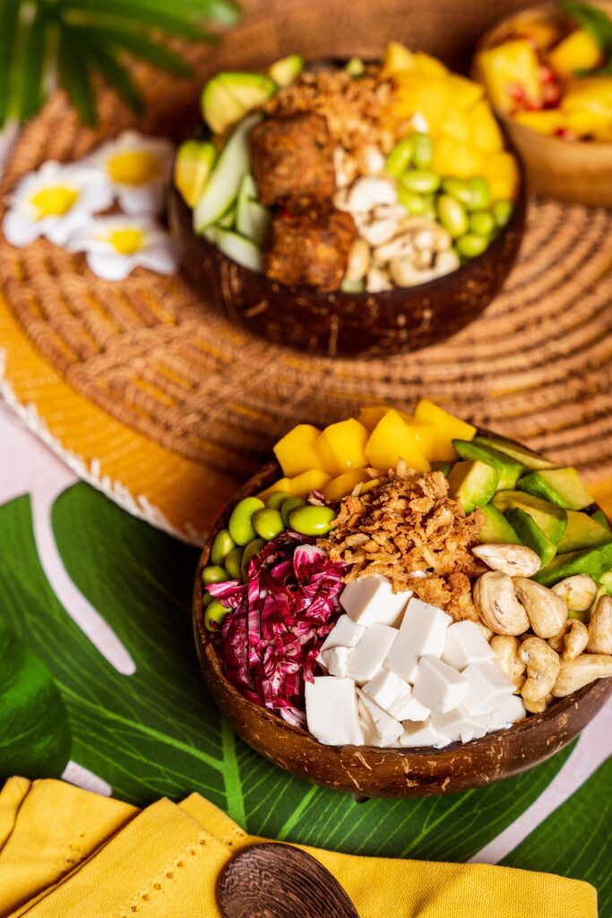 poké bowls veggie falafel ou veggie toffu accompagnés d'avocat, oignon frit, salade trévise, sauce yuzu...