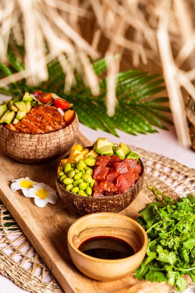 poké bowls duo saumon et thon composé d'avocat, d'edamame, ananas