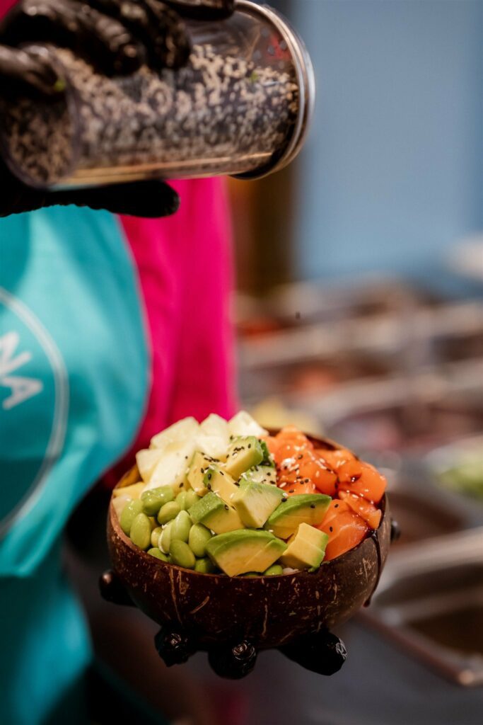 poké bowl saumon teriyaki, avocat, edamame, ananas saupoudré de graines de sésame